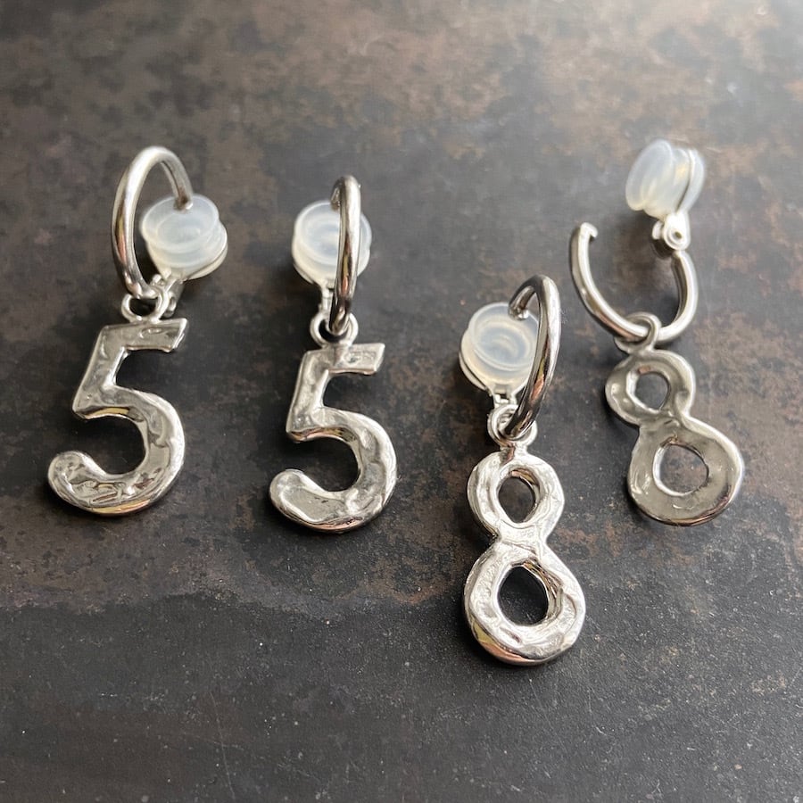 Numero Hoop E / 数字のフープイヤリング(ペア)