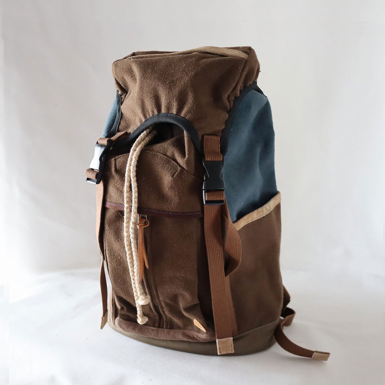 【Deadstock Item】バックパック / Top-flap Draw Backpack/ ブラウン&ネイビー×カーキブラウン・ボトム