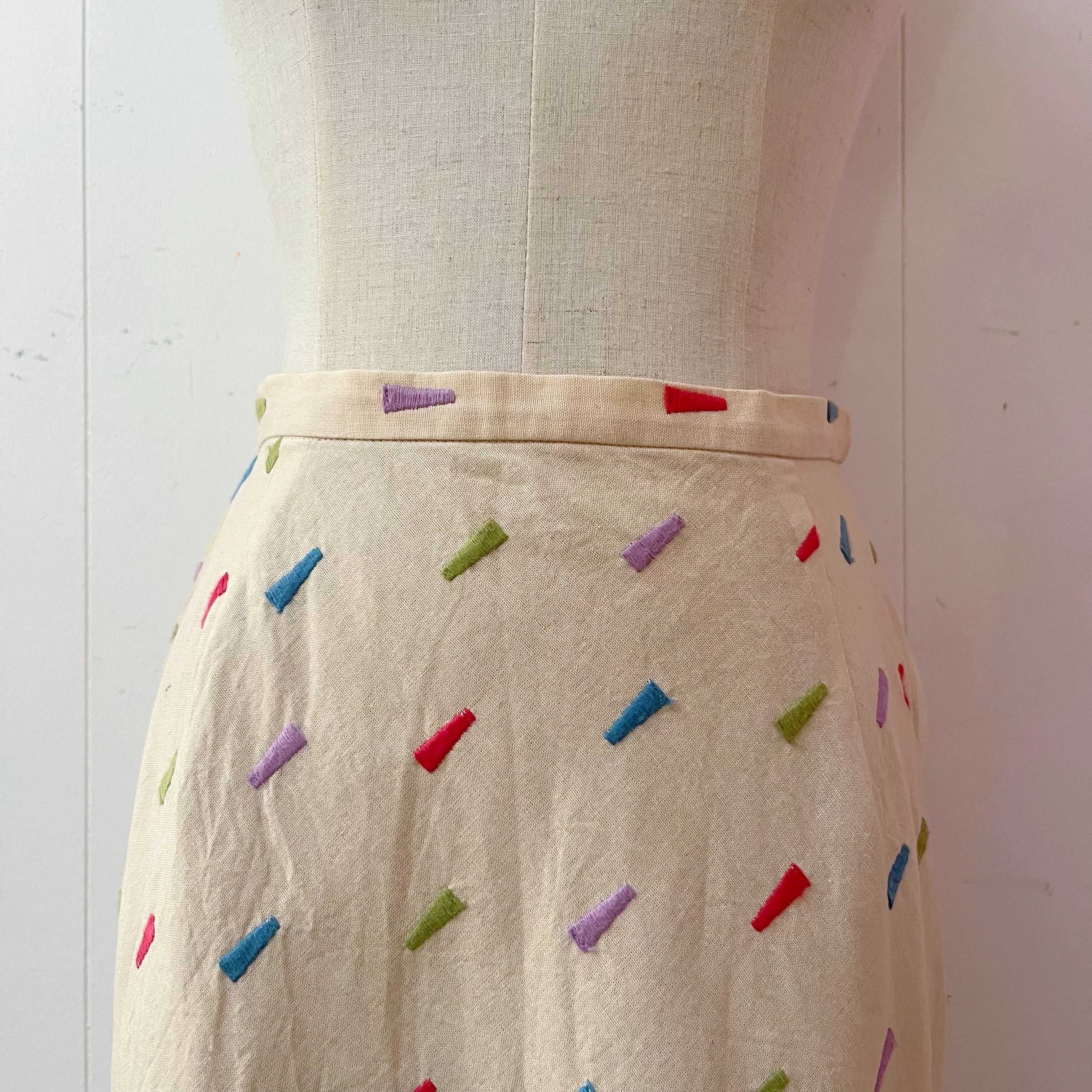 square embroidery semi tight skirt