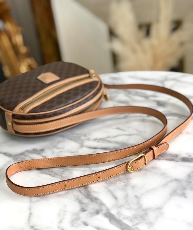 CELINE セリーヌ　マカダム　ブラゾン型押し　ラウンド　フロントジップ　ショルダーバッグ　ブラウン　vintage　ヴィンテージ　オールドセリーヌ　uhfpmr