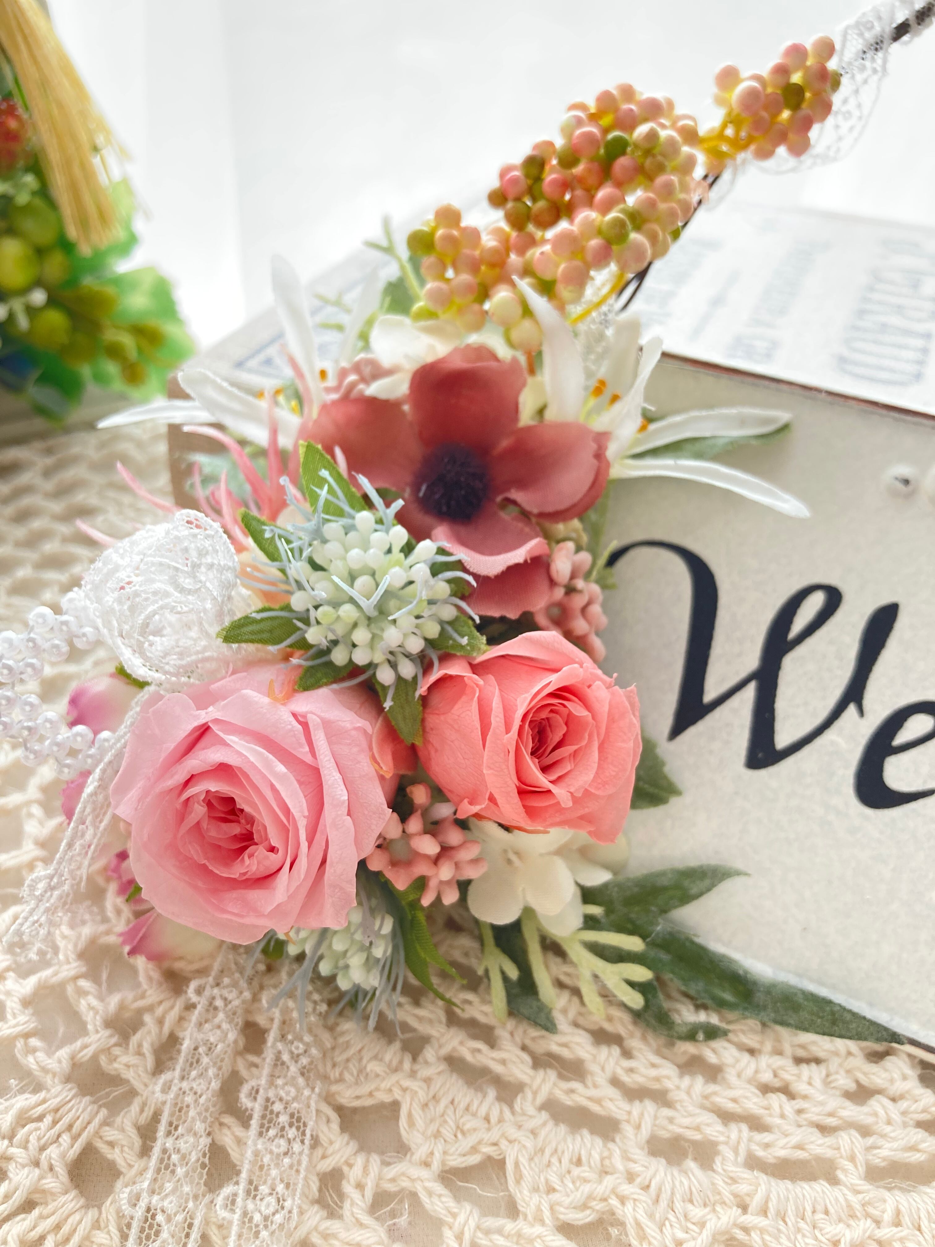 結婚式準備ウェルカムスペースパステルカラーの造花アレンジメント