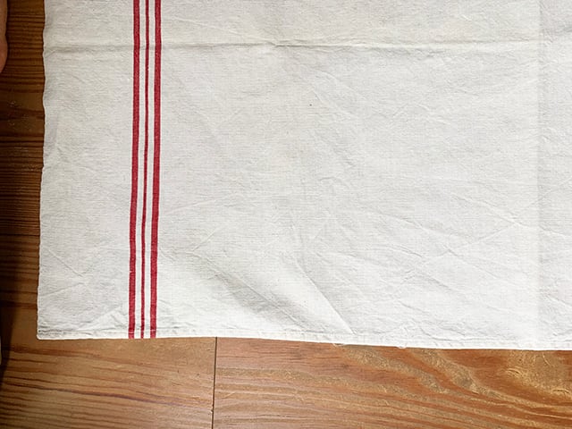 シンプルさが素敵で少し大きめの赤ラインYM刺繍入りリネンクロス *フレンチアンティーク