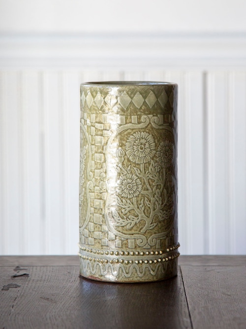 植物紋様の筒型陶器＜花瓶＞