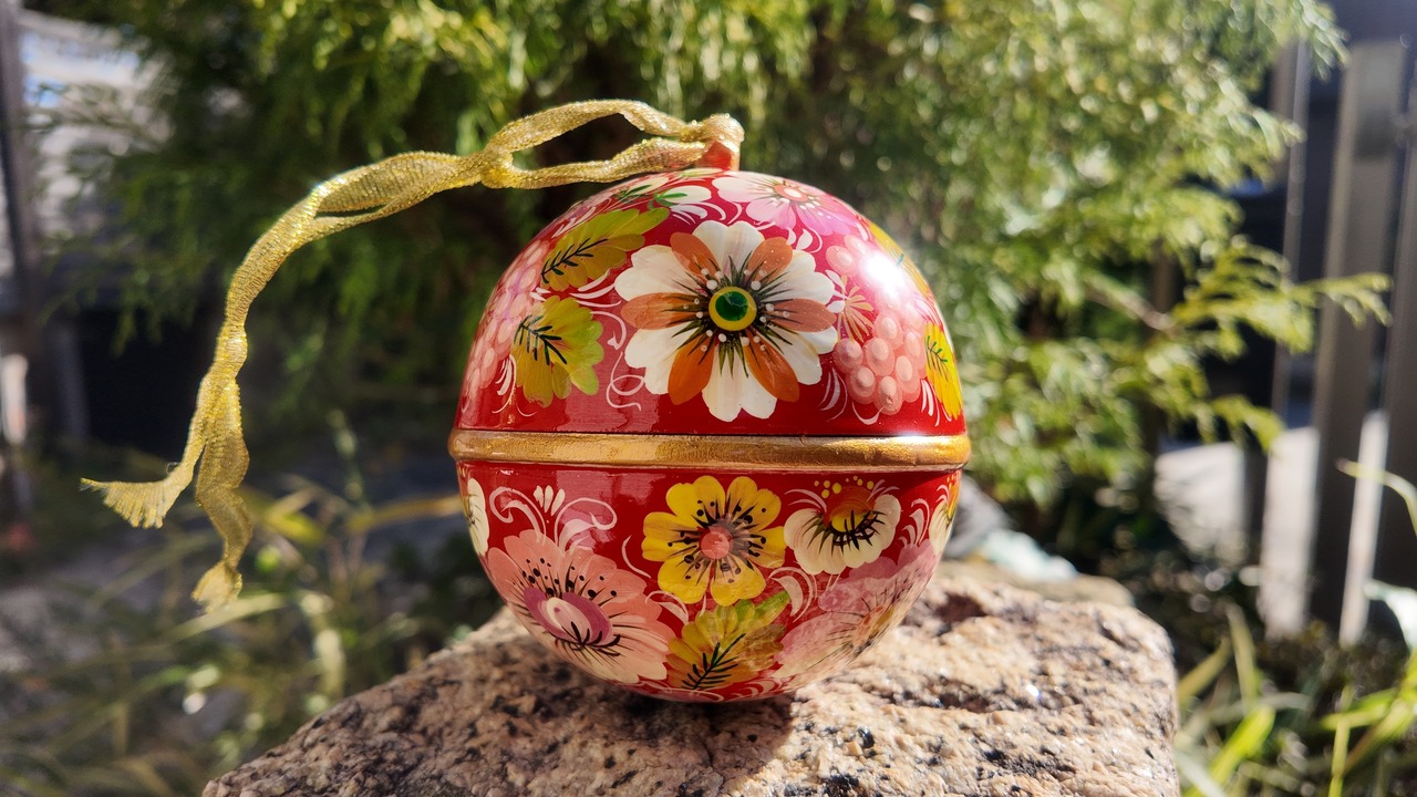 ペトリキウカ塗りの木製クリスマスオーナメント（人間国宝ホメンコ作）レッド - 3