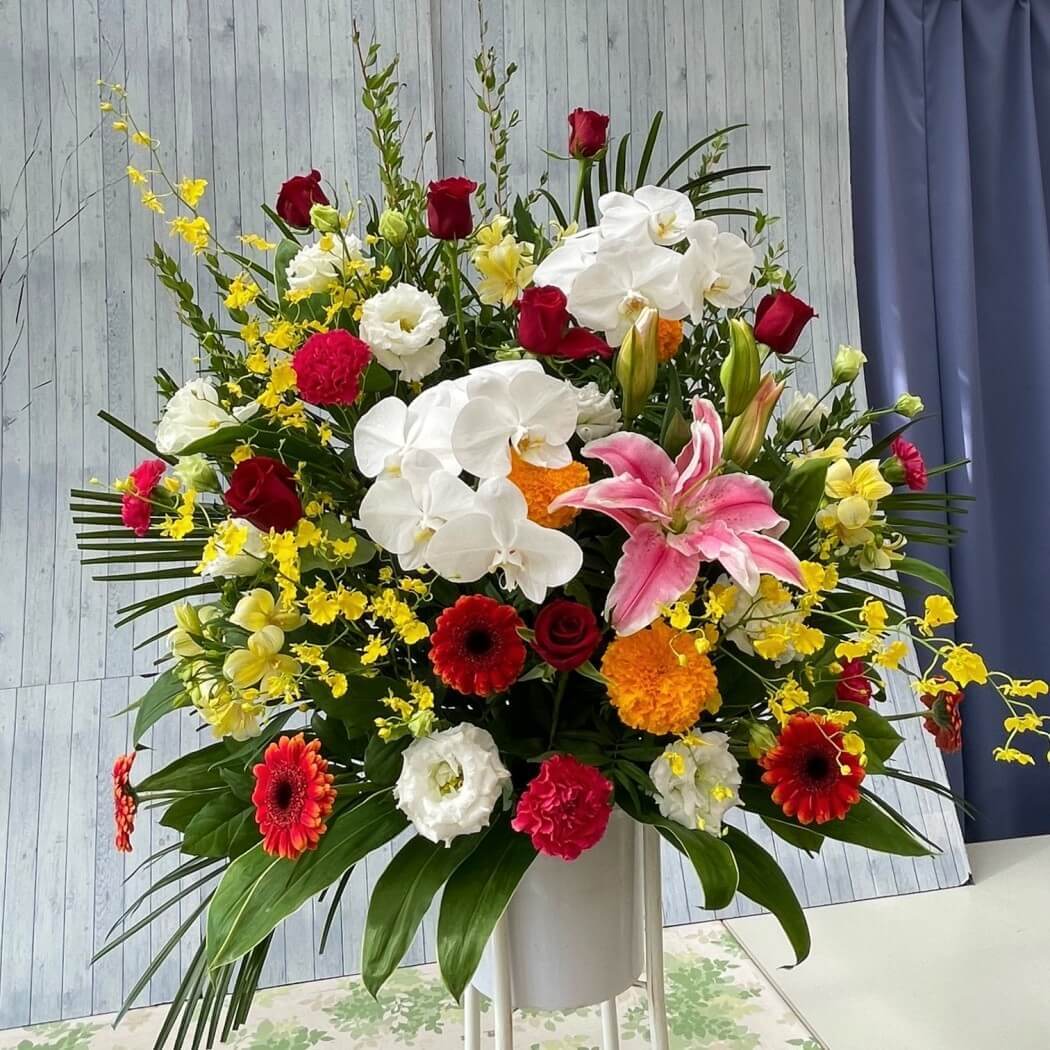 お祝いの気持ちを胡蝶蘭とバラの豪華なスタンド花で贈る「セレブ