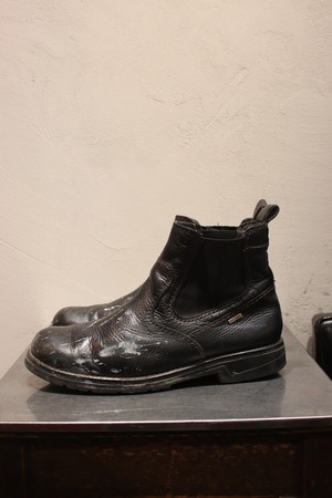 Clarks painted Water Proof side gore boots .