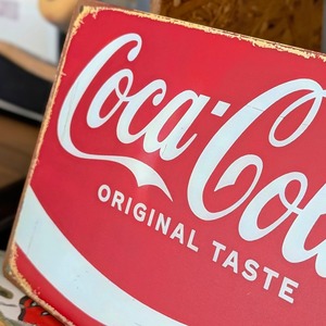 送料無料！ちょうどいいブリキ看板 【 Coca-Cola ( コカ・コーラ ) / Coke 】 METAL SIGN / メタルサイン / ブリキ看板 / サインボード / ビンテージ加工〚アメリカン雑貨 アメトイ〛