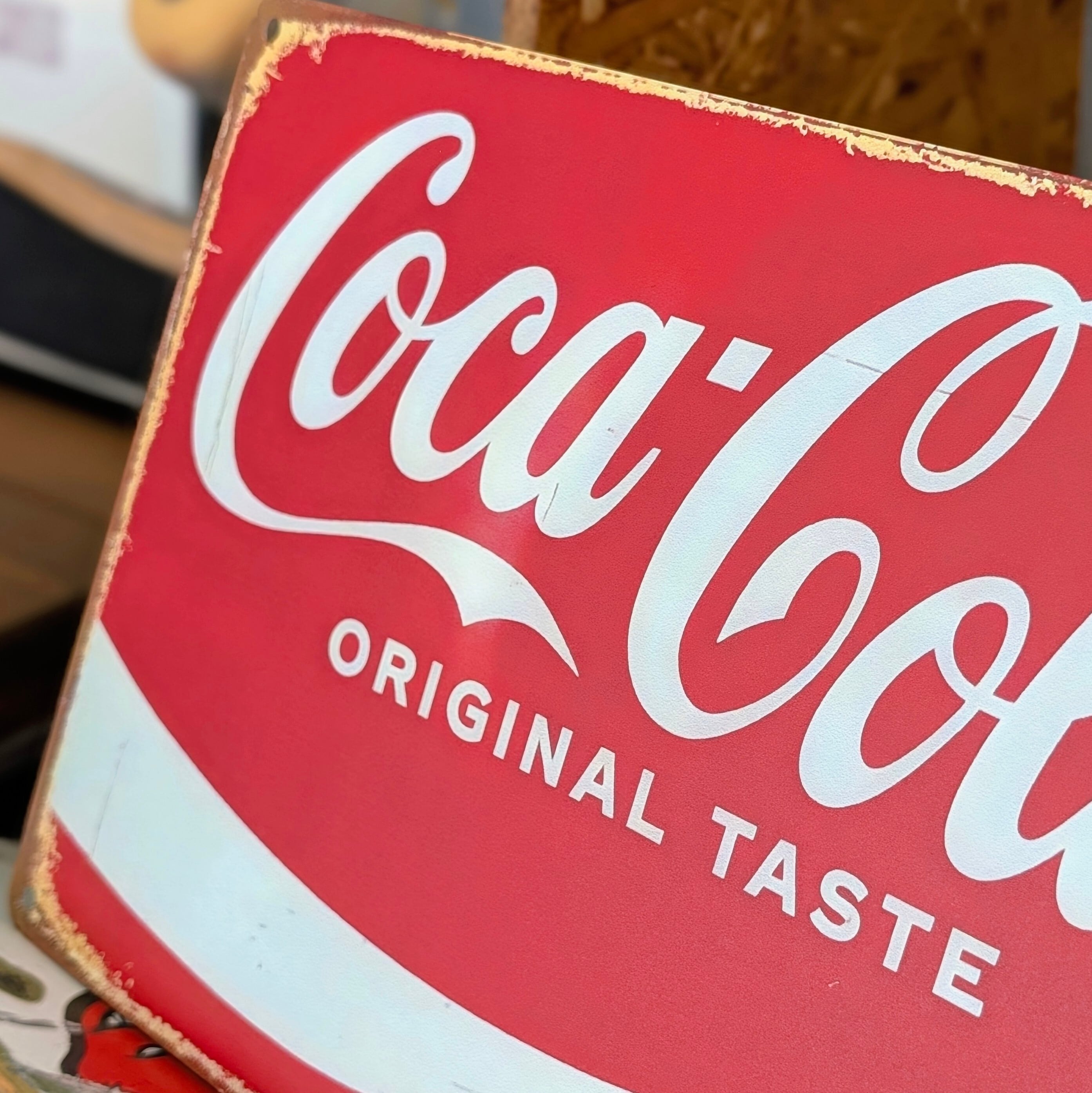 送料無料！ちょうどいいブリキ看板 【 Coca-Cola ( コカ・コーラ ) / Coke 】 METAL SIGN / メタルサイン / ブリキ看板 / サインボード / ビンテージ加工〚アメリカン雑貨 アメトイ〛