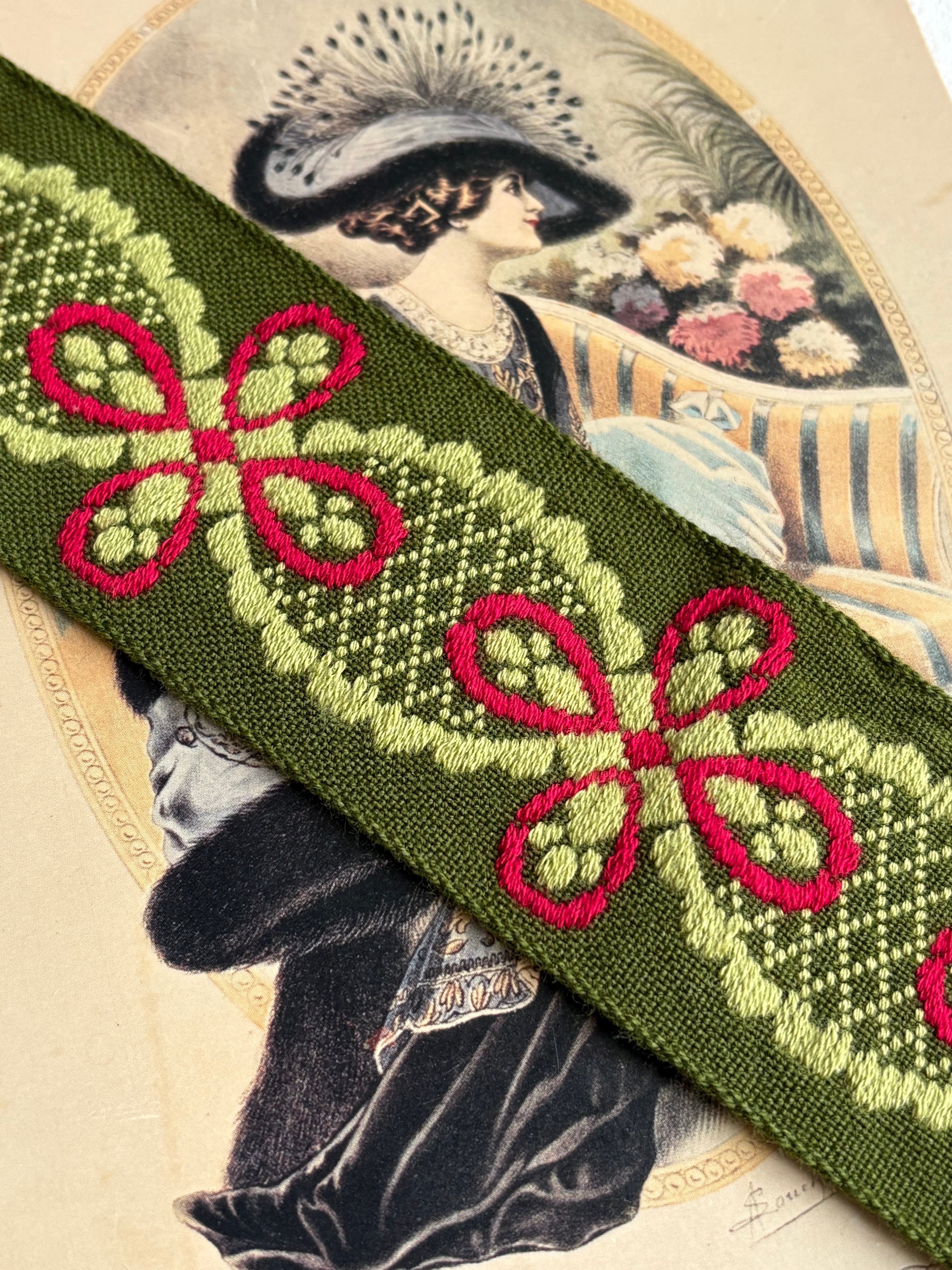 フランスVintage 幅広 ブレード ピンク 50mm 刺繍リボン カットブレード 約80cm グリーン系×レッド 織模様 ジャガード カルトナージュ スツール デコレーション材 ヴィンテージブレード