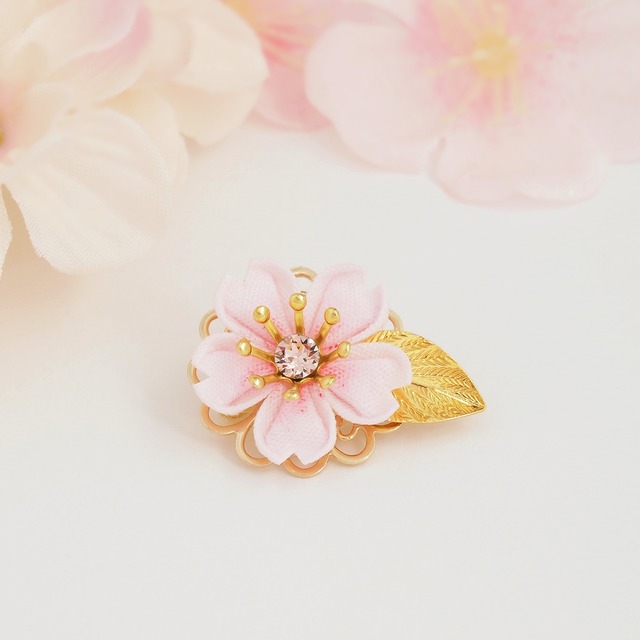 【 つまみ細工＊ マスクにも・ 桜のミニブローチ ~花の宴~ 】---ブートニエール/襟ブローチ/ラペルピン/ピンバッジ/ピンバッヂ/チョウタック/タイタック/ピンズ/マスクアクセサリー/マスクチャーム/マスクピアス/フラワー/誕生日/記念日/プレゼント/成人式/入学式/卒業式/結婚式/ブライダル/パーティー/着物/浴衣/さくら/サクラ