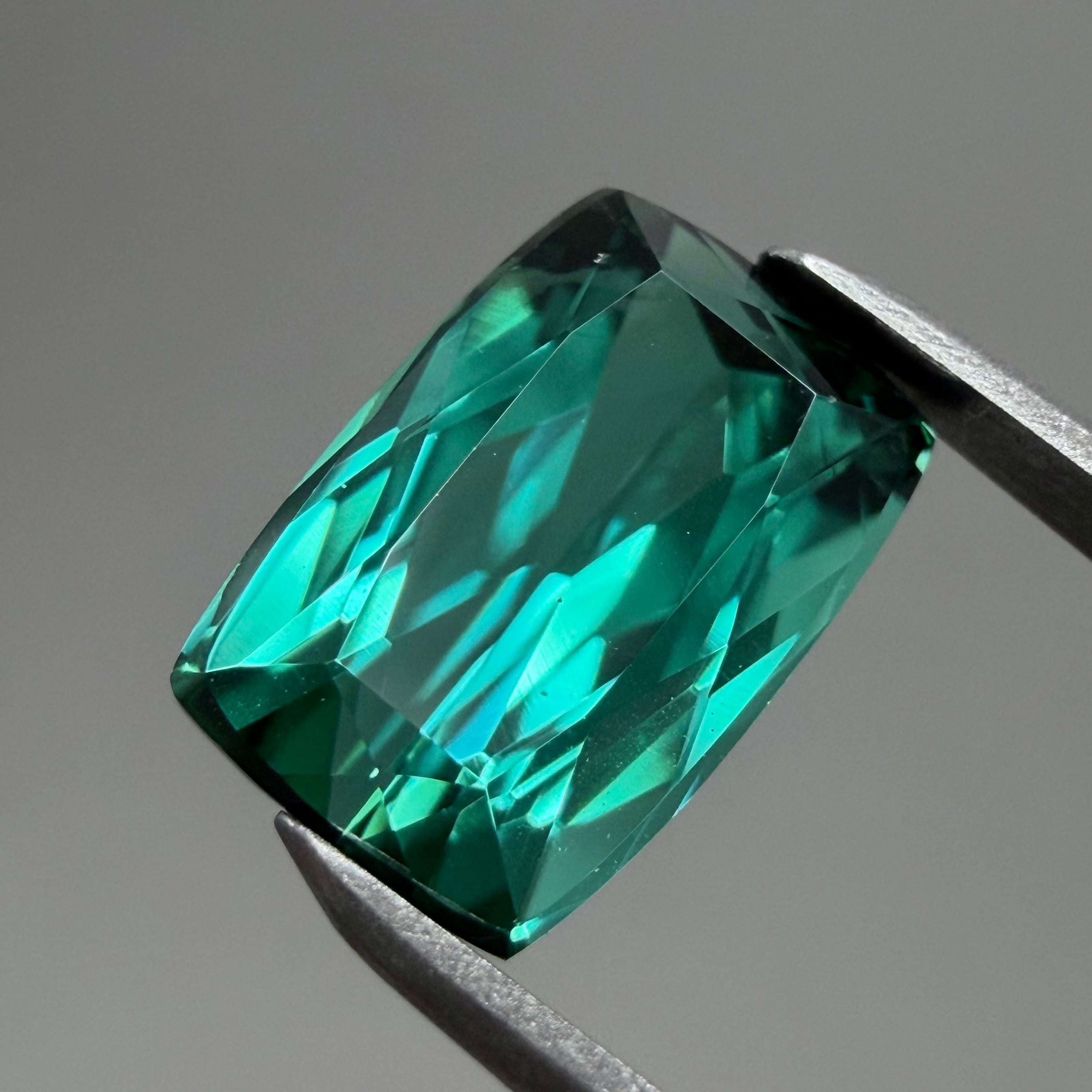 0.49ct 多色性が楽しいアキシナイト【1】ルース | Bleu Roi