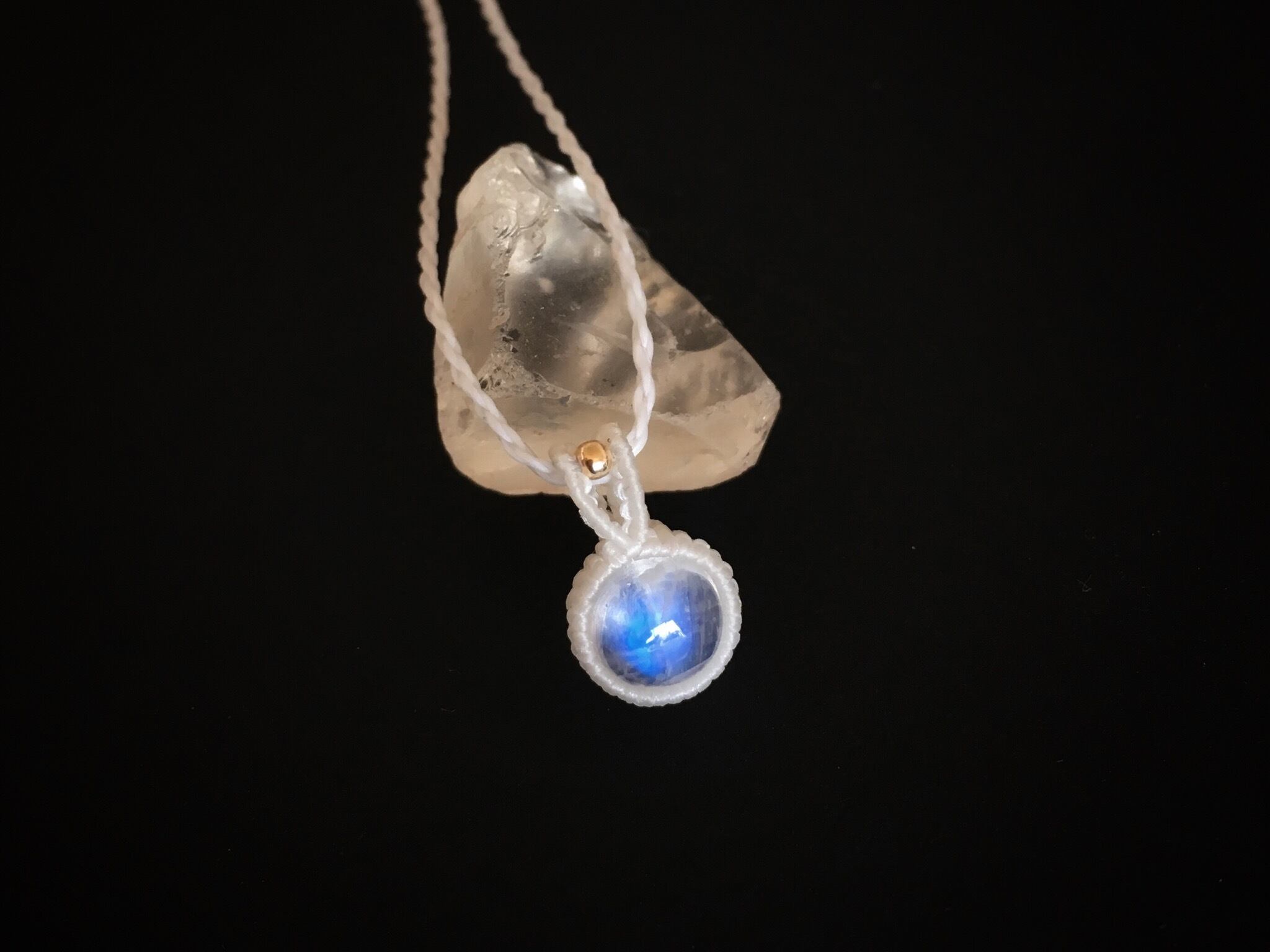 ホワイトラブラドライト macramé necklace