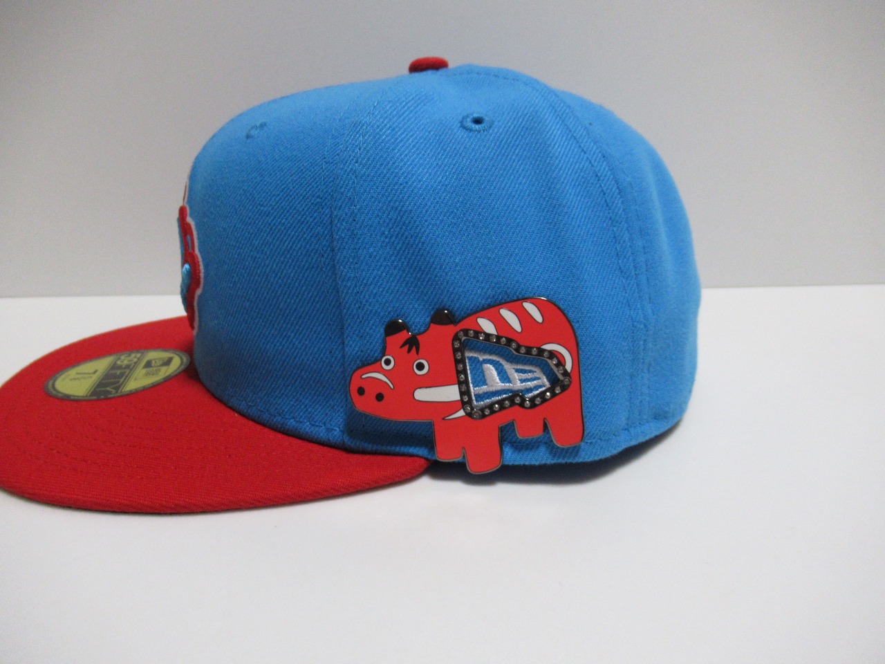 DPW×Exclusive Pins 「BIG 赤べこ」