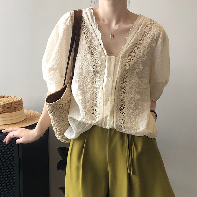 embroidery lace V-neck shirt