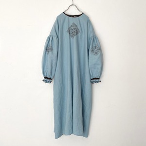 [ Ladies ] ソロチカ刺繍のリネンギャザーワンピース -misty blue-