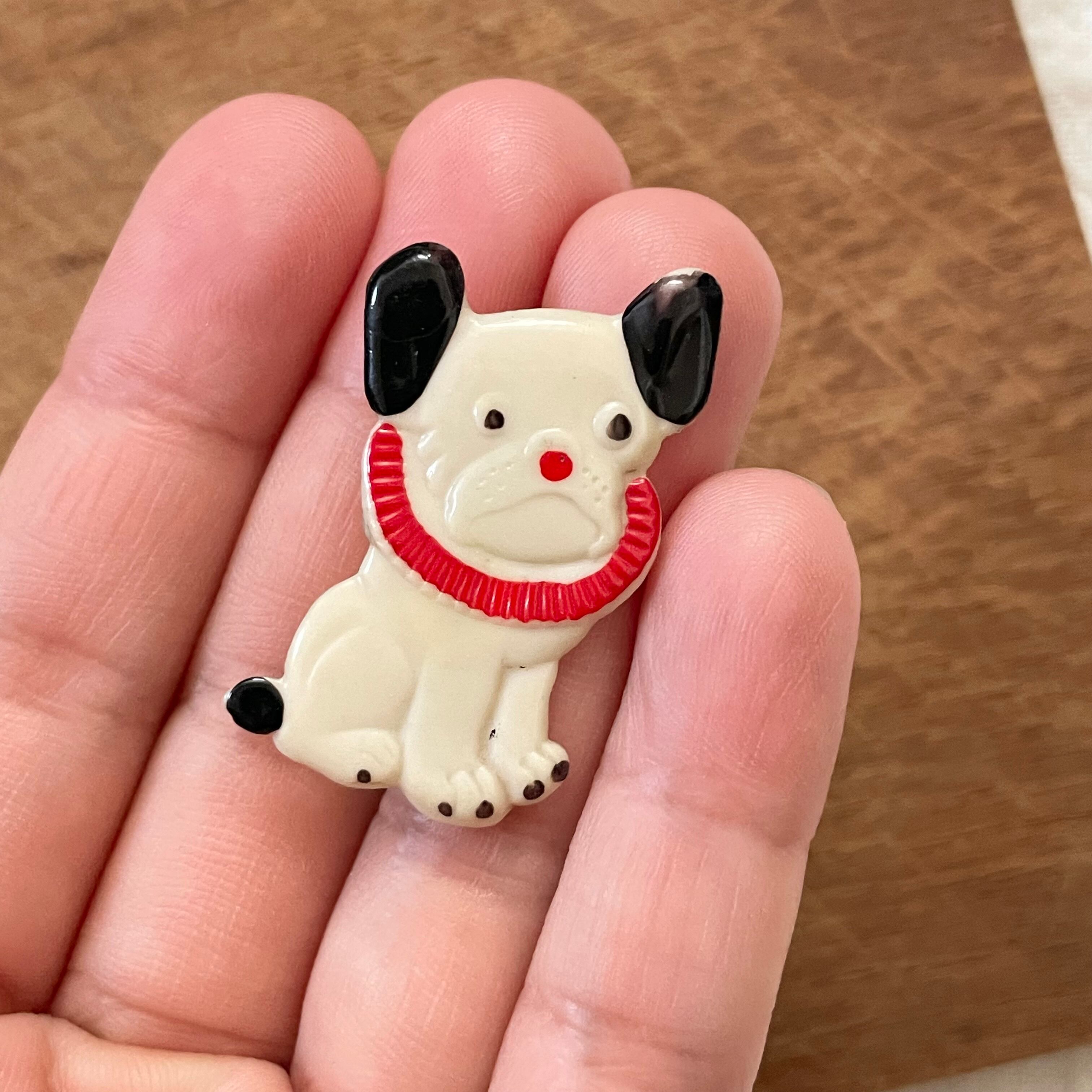 赤い首輪の犬ブローチ