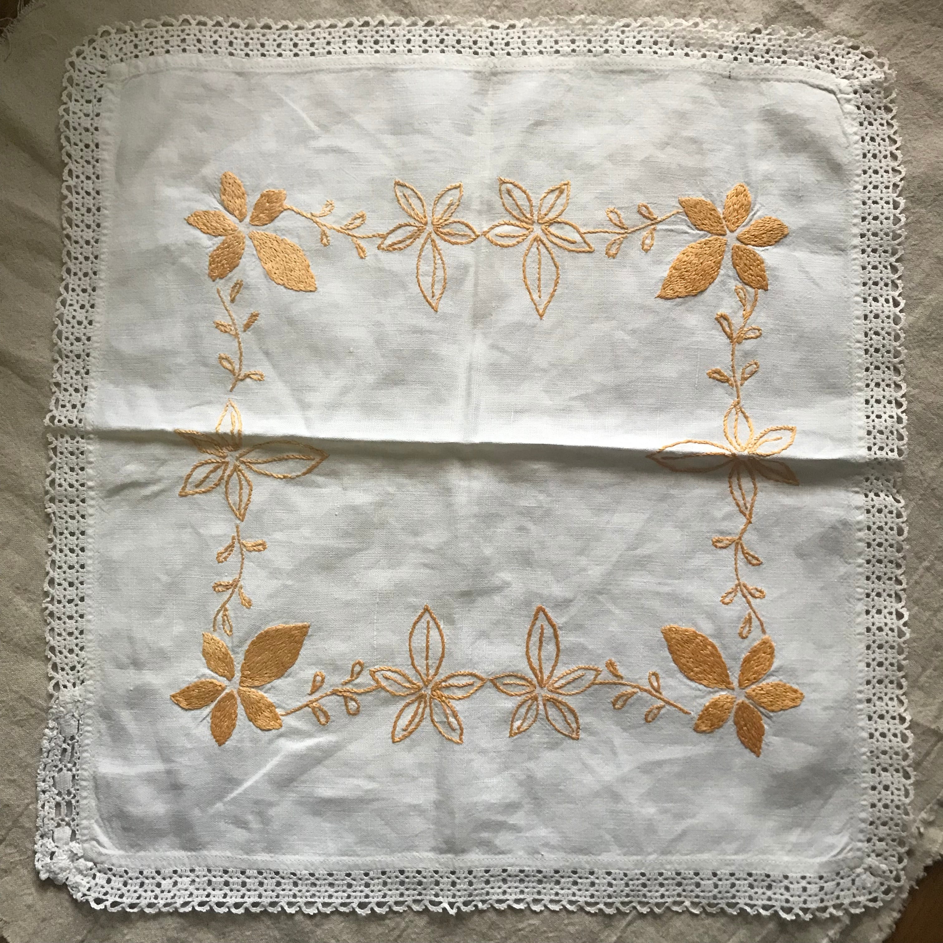 スウェーデンの山吹色の刺繍の布 | tsuitachi craft&brocante