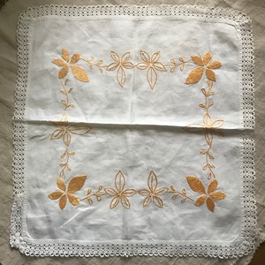スウェーデンの山吹色の刺繍の布