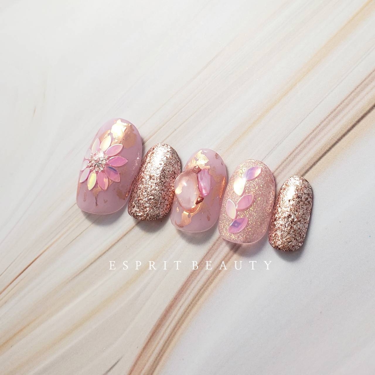 No 67 ピンク ピンクゴールド ホログラム フラワー 天然石 シェル ブライダル 成人式ネイル ニュアンスネイル ネイルチップ Esprit Beauty ネイルチップ販売