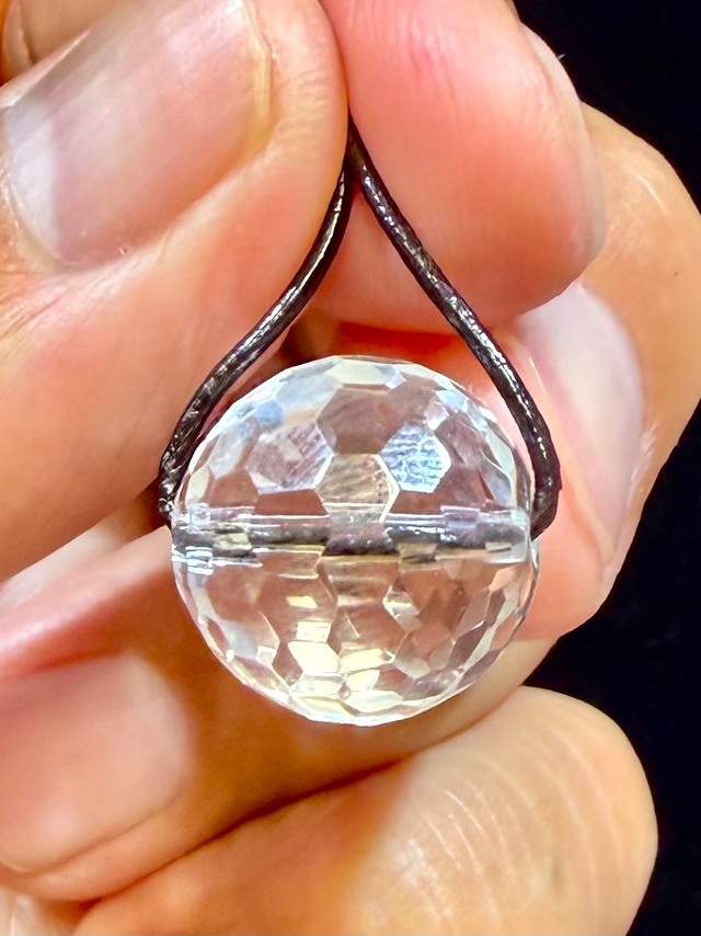 1) 「センティエント・プラズマ」クリスタル・15mm多面体ファセット革紐PT