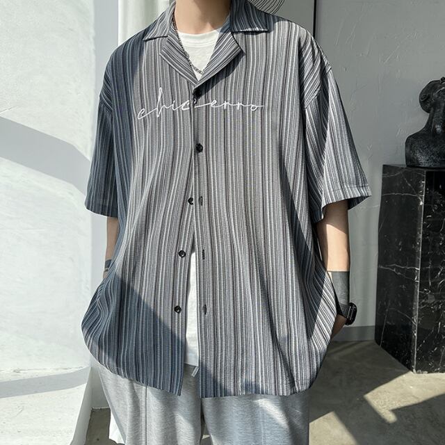 【予約販売】シャツ 半袖 メンズ 胸ロゴ 開襟 刺繍 ストライプ柄 オーバーサイズ グレー/ブルー こなれ感 カジュアル シンプル お洒落 韓国 トレンド 春 夏 M/L/XL/2XL
