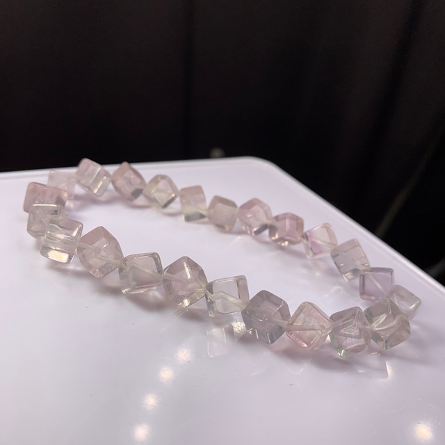 no3 ほんのりタイプ♪可愛い色合いフローライトキューブブレスレット