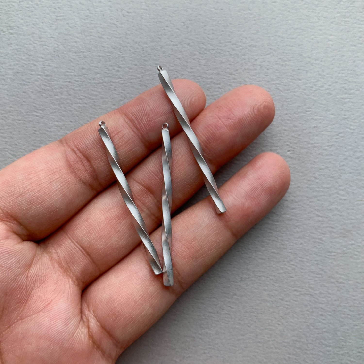 マットシルバーツイストスティックチャーム（42mm） | Dua