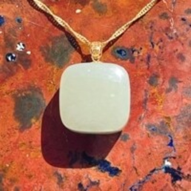 【美石】翡翠　魔除けのお守り石　ペンダント（チェーンつき）　6438