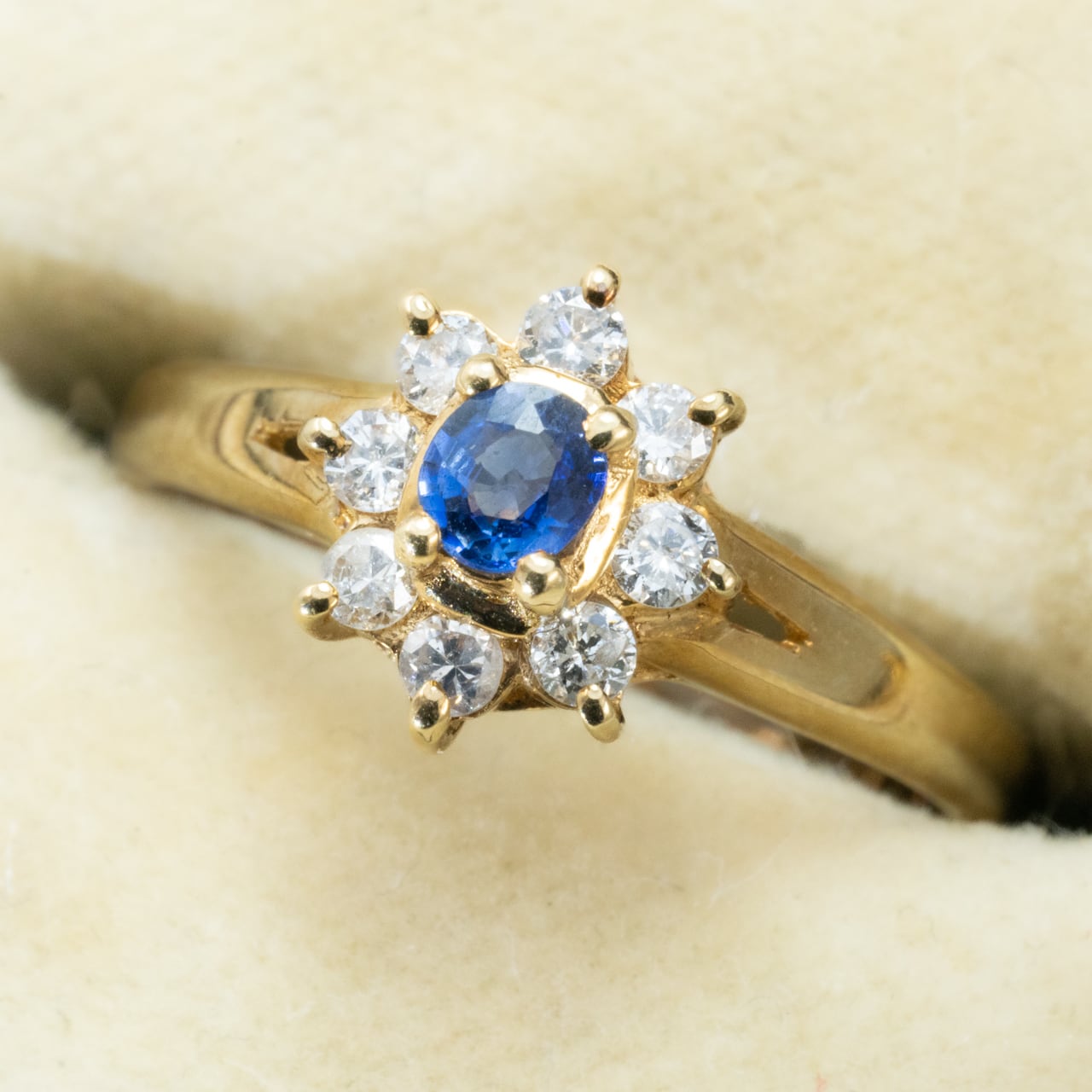 【日本の作品】ヴィンテージジュエリー 服部時計店 K18 サファイア 0.17ct ダイヤモンド 0.2ct クラスター 小花デザイン ゴールド リング ~楚々とした高原の花のような優しさ~OKR00245