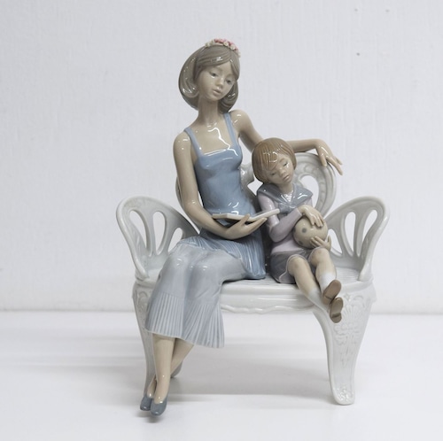 LLADRO　リヤドロ　フィギュリン　陶器人形　ベンチに座る母と子　小花の髪飾り