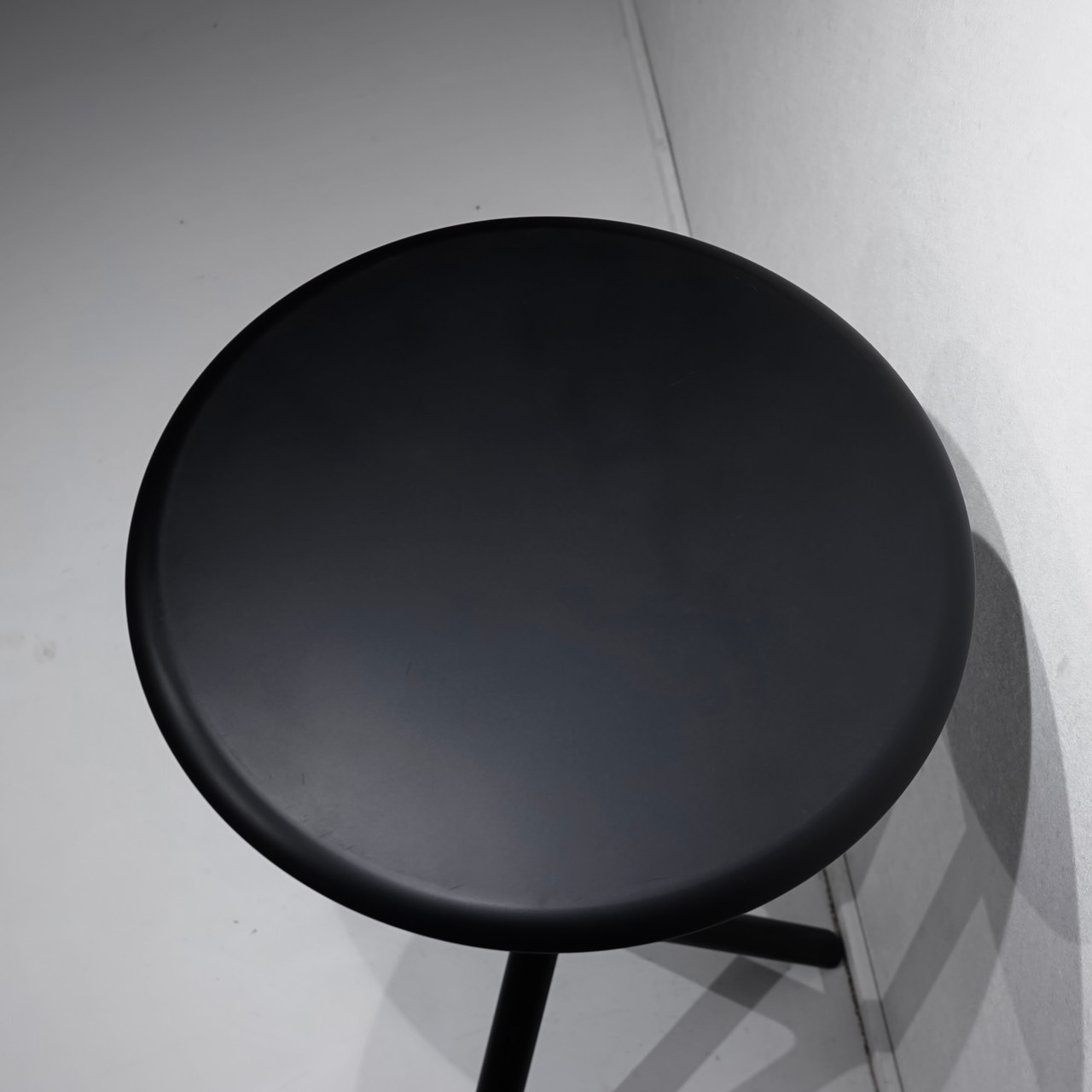 Plank プランク MIURA table ミウラテーブル ハイテーブル カウンターテーブル カフェテーブル 折り畳みテーブル 円形 メタル テーブル ブラック モダン ミニマル インダストリアル