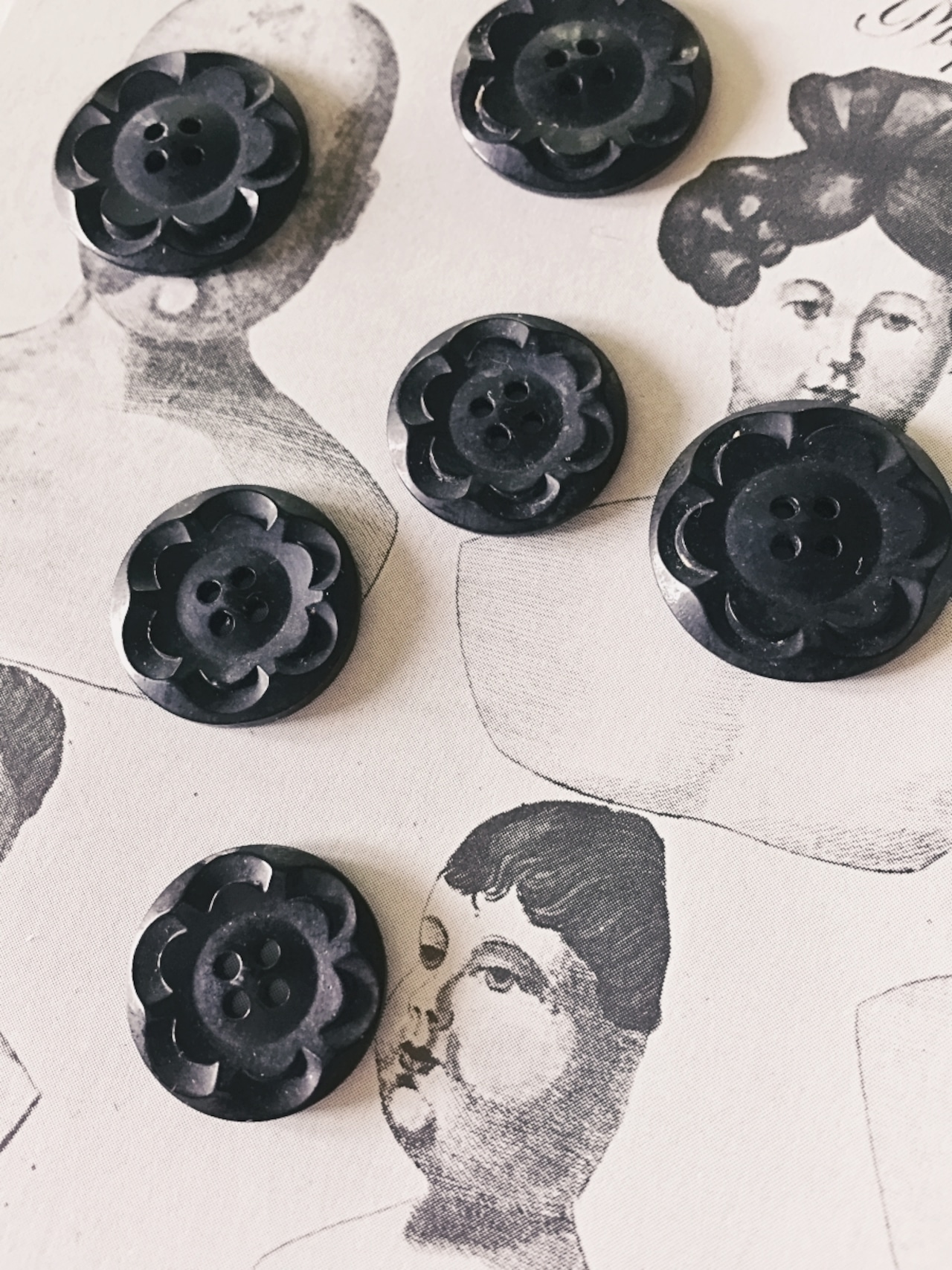 フランス 1900s 幾何学の黒花とgalalithe製ボタンセットb アンティーク