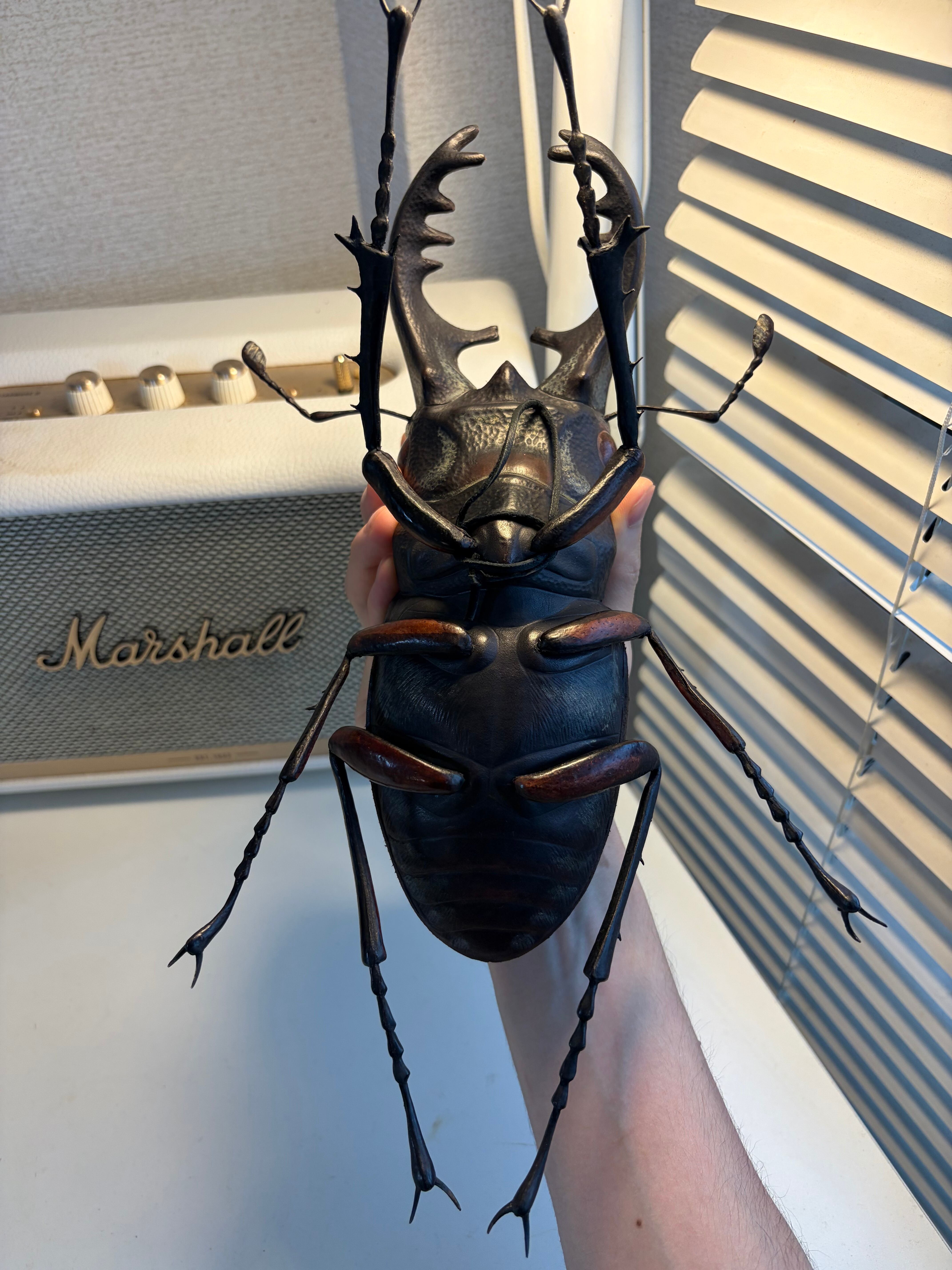 クワガタ (レザークラフト) 足先縦30cm、巾20cm 作者 河野 甲