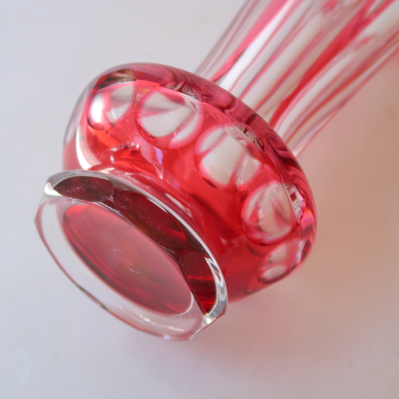 赤ピンクの切子花瓶