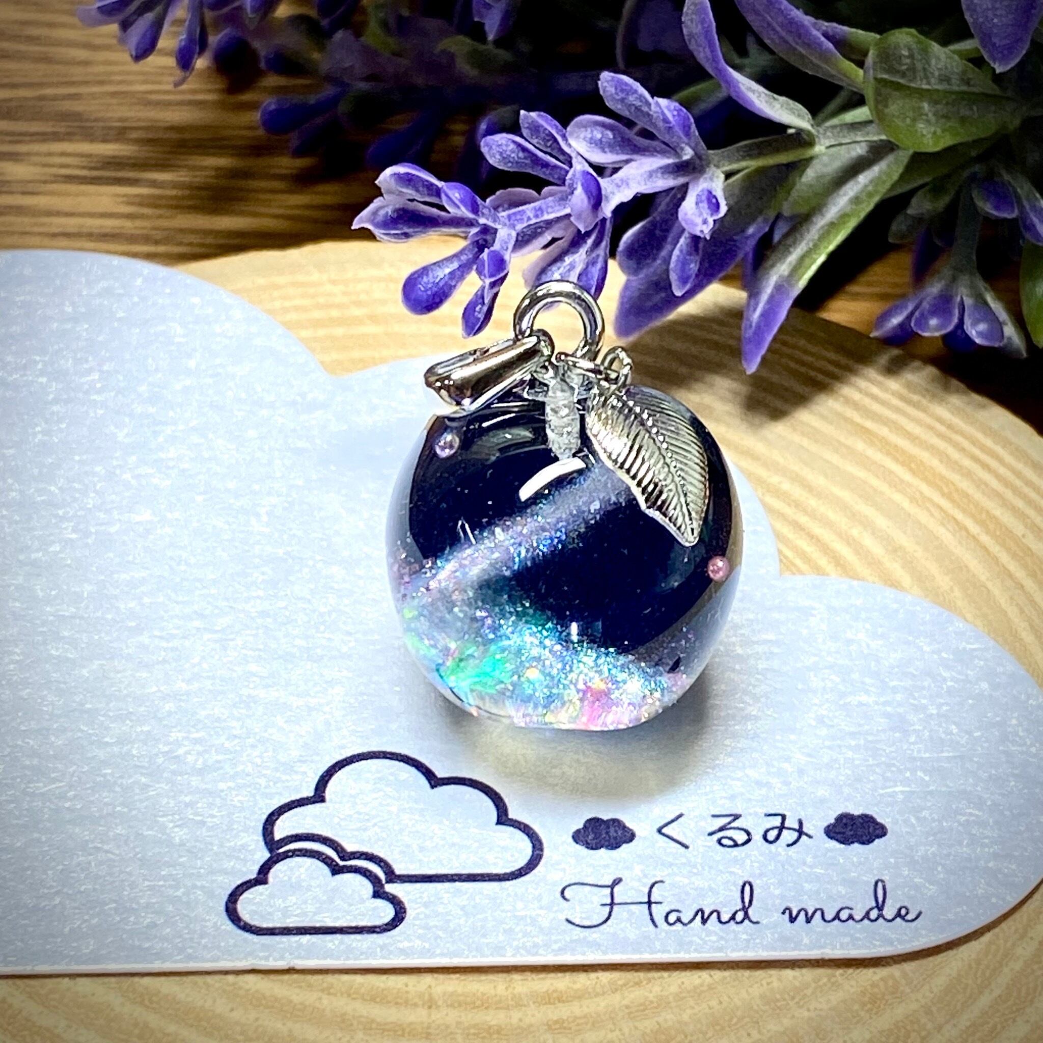 宇宙レジンペンダント 銀河 天の川 りんご型 H