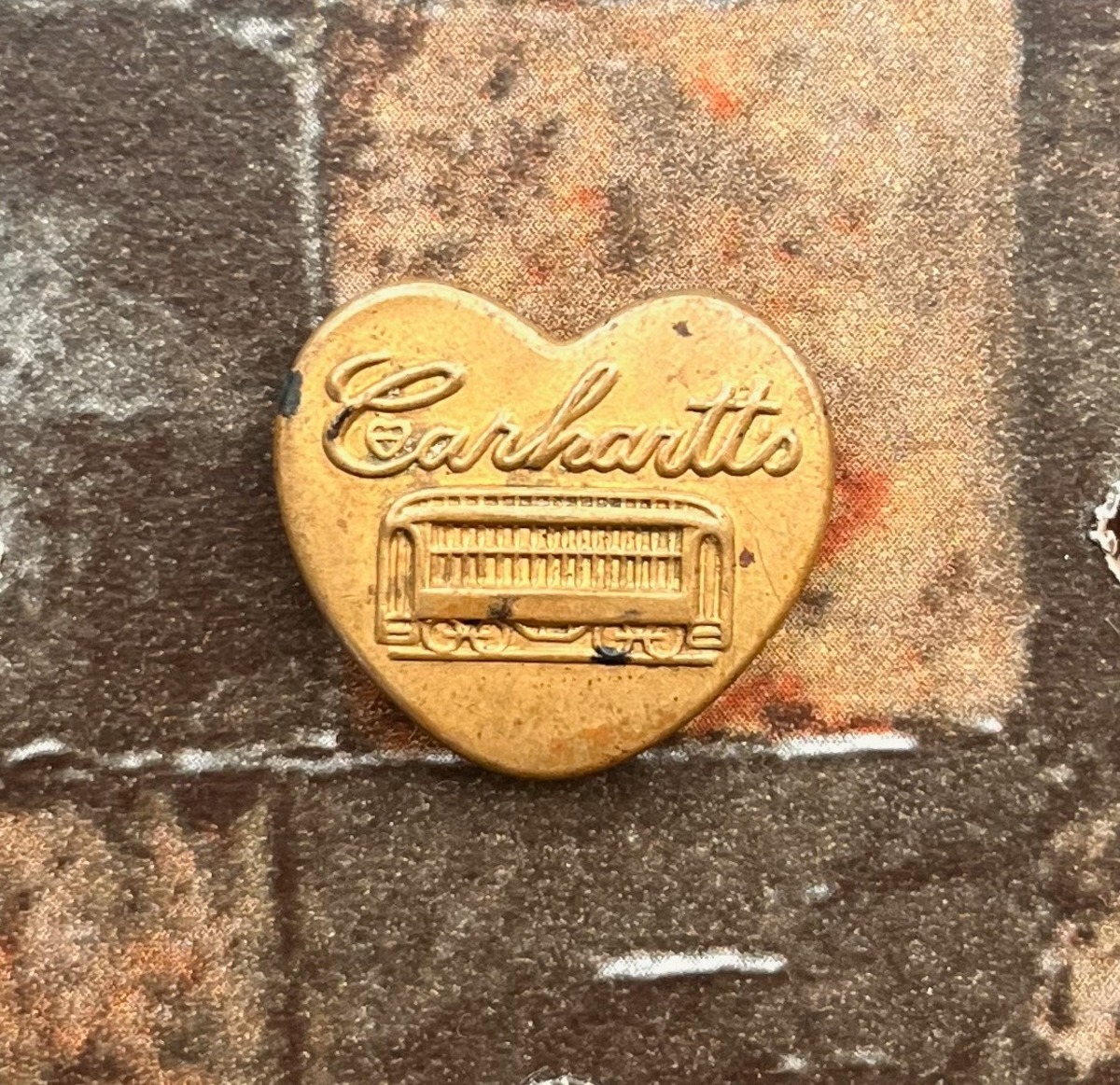Carhartt Heartshape | crowbutton