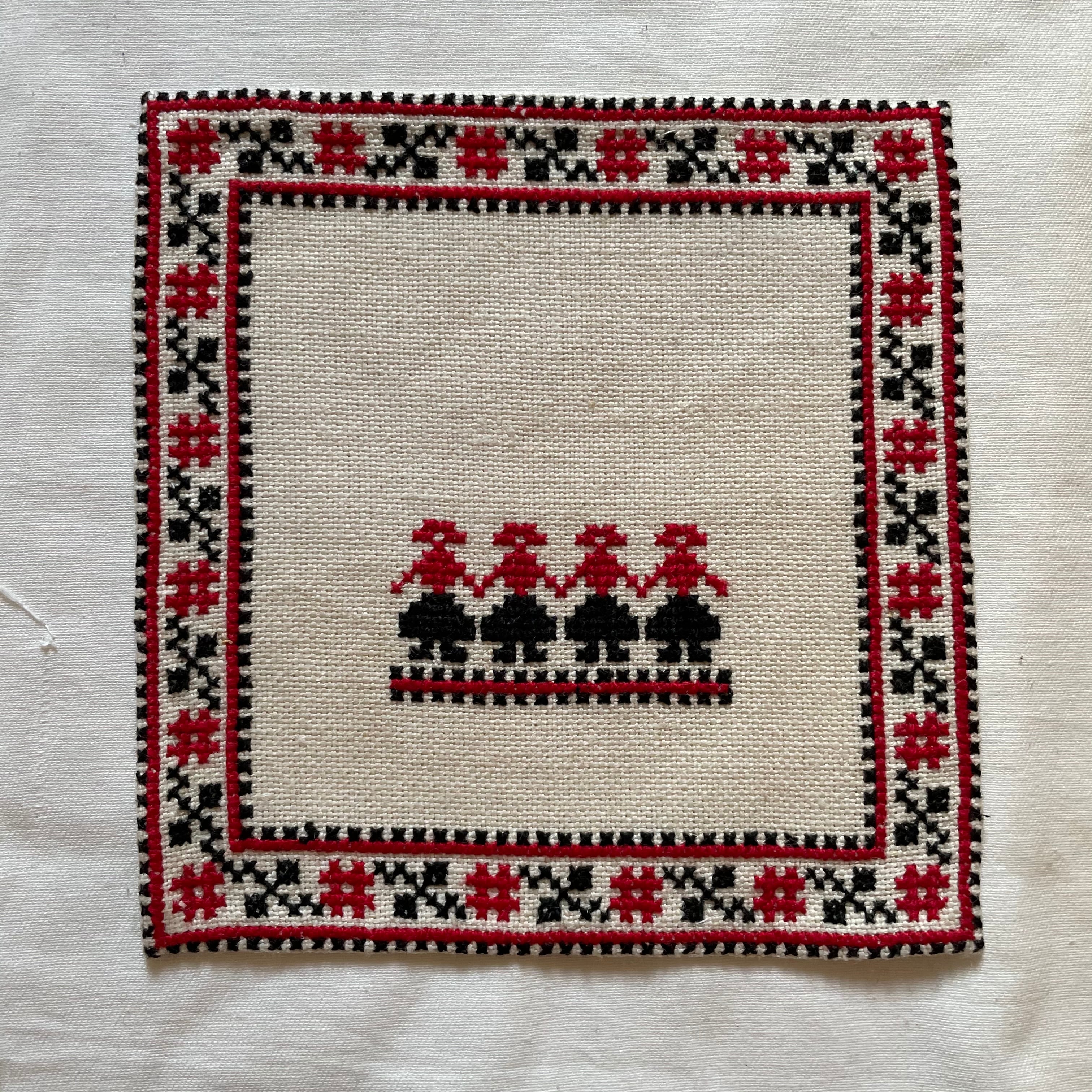 赤と黒のクロスステッチの布 | tsuitachi craft&brocante