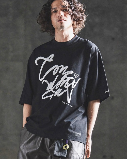【GLIMCLAP】ハンドライティングプリント Tシャツ　(202-059-gls-cg)