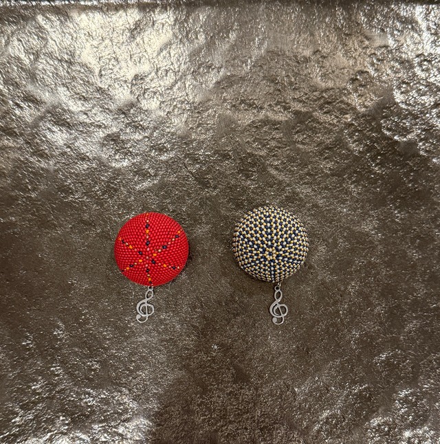 ラウンド型ブローチチャーム付きレッド