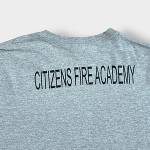 【GILDAN】消防アカデミー 3XL ビッグサイズ ワンポイント 刺繍ロゴ Tシャツ バックプリント グレー citizens fire academy 半袖 us古着