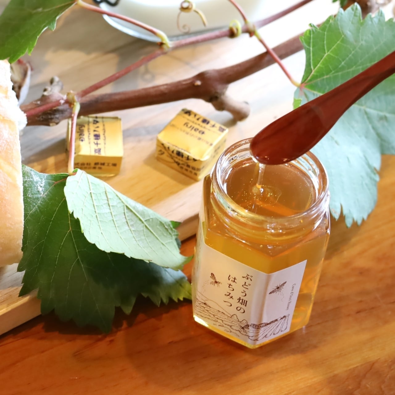 ぶどう畑のはちみつ | カーブドッチワイナリー