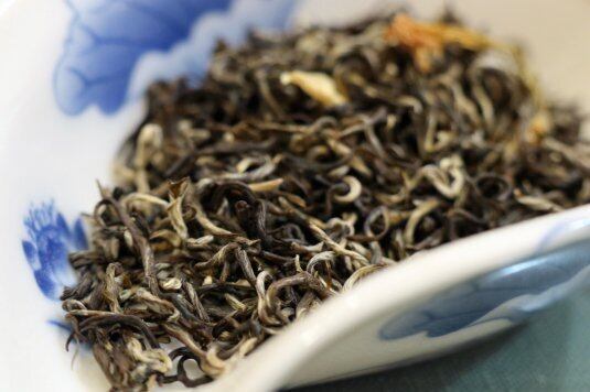 【碧潭飘雪】:四川省オーガニック緑茶の新芽のみ使用し、高級天然ジャスミンの花で何回も香りをつけた品のあるジャスミンティー。。