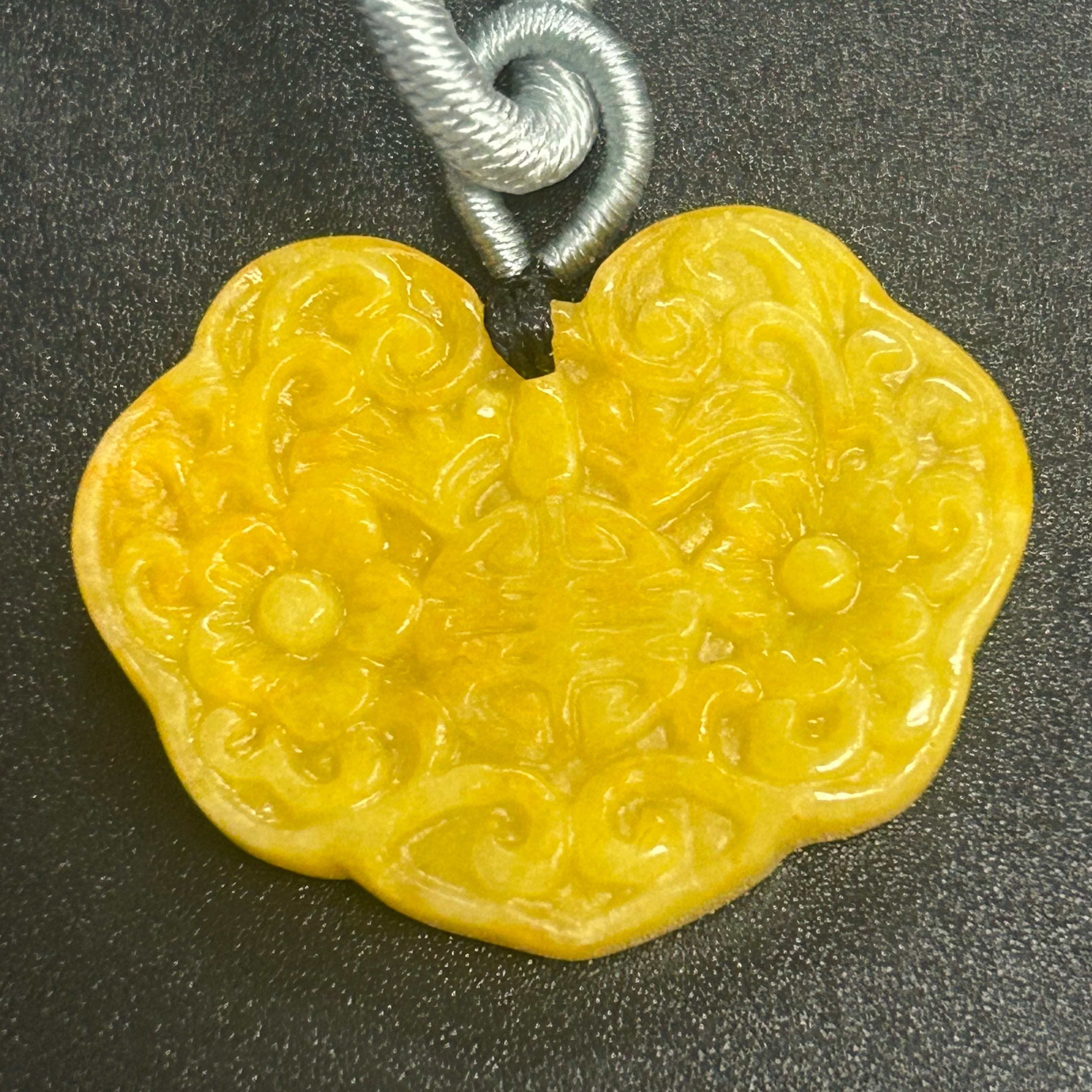 本翡翠ペンダント　キンモクセイ色　鎖模様　可愛い 本翡翠ペンダント キンモクセイ色 鎖模様 可愛い | FARBE