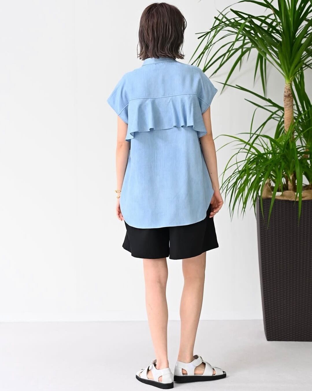 【新品タグ付】ノースリーブピンタックフリルブラウス　サックスブルー HERENCIA 】バックフリルノースリーブブラウス | valance 福井