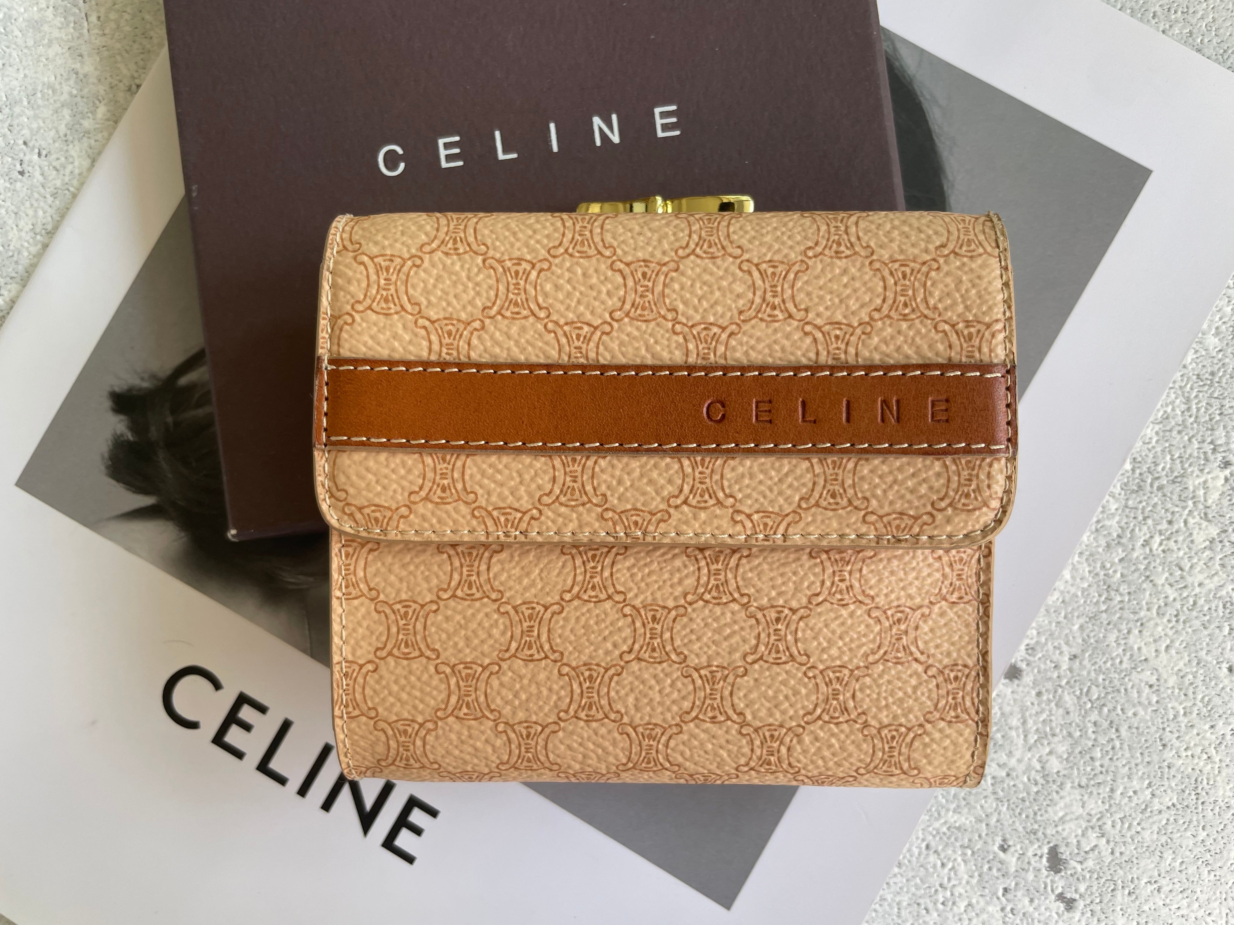 CELINE セリーヌ トリオンフ マカダム柄二つ折り財布 ホワイトベージュタテ 約9cm