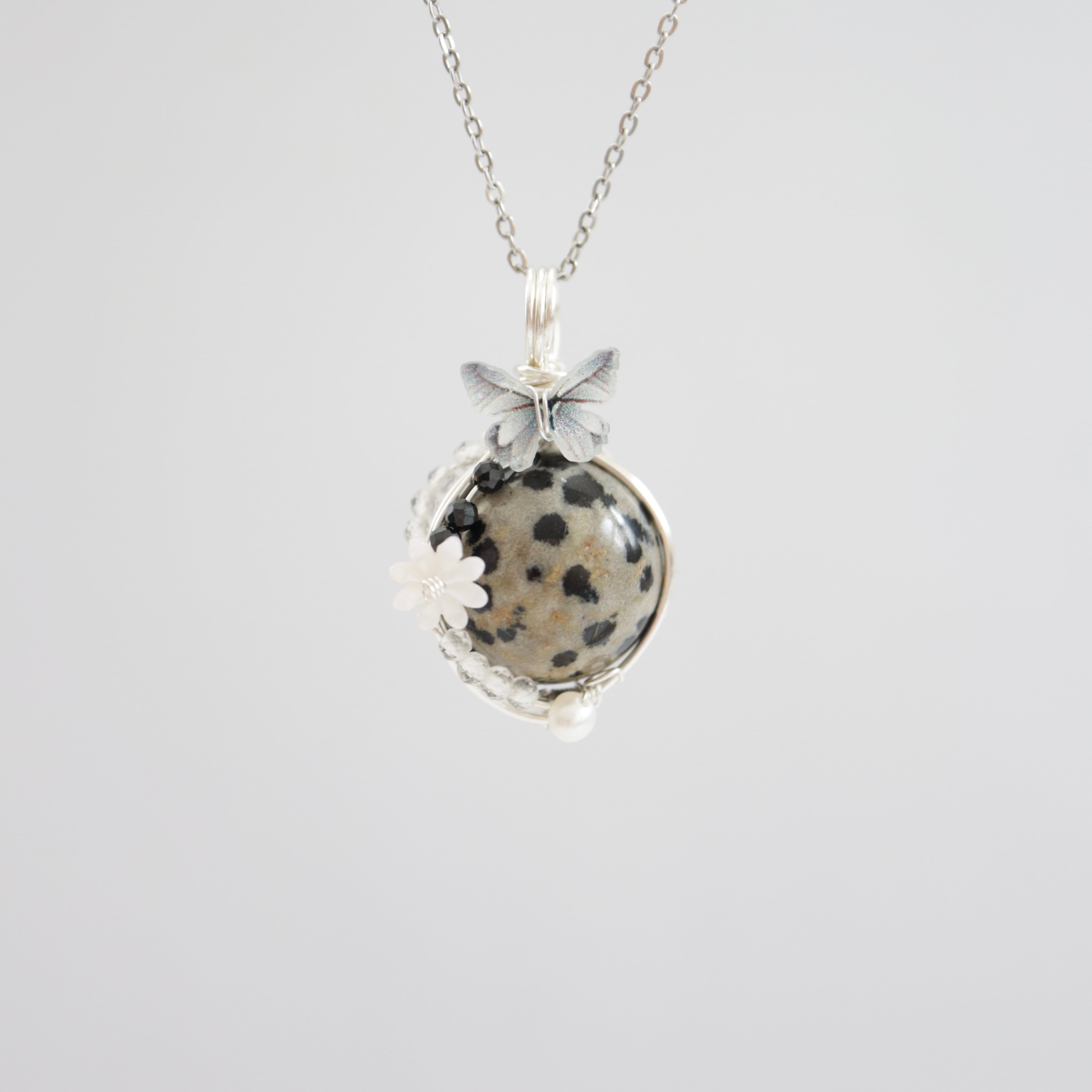 【1点もの】ダルメシアンジャスパーのスフィアペンダントトップ《遊び心の庭》|個性派カラーの天然石アクセサリー