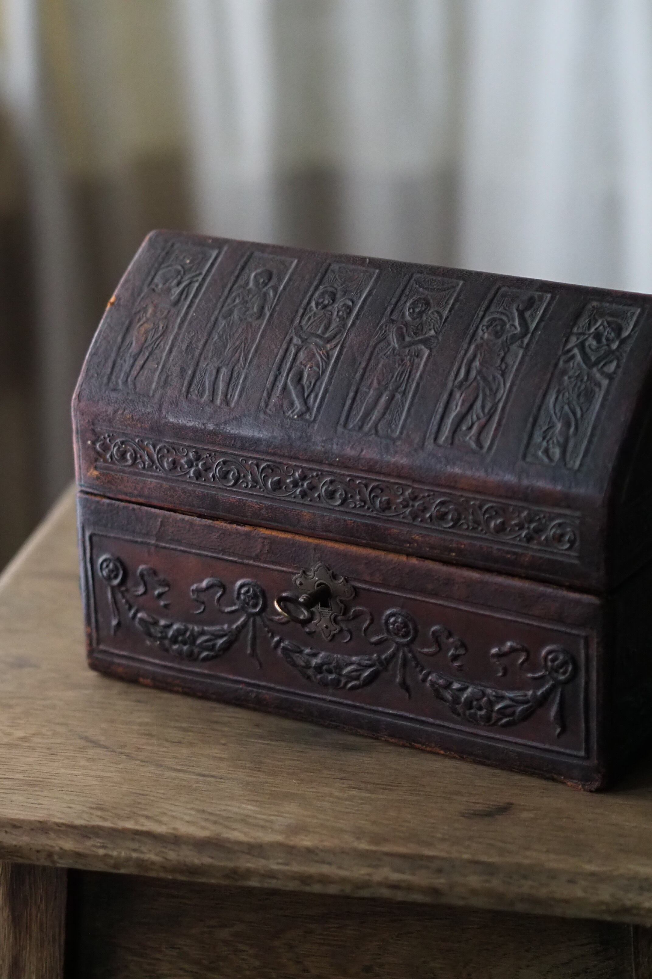 天使と花綱 革の小箱-antique leather box | アンティーク