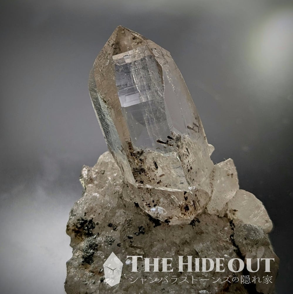庵野水晶 ヒマラヤ水晶オールドストック原石標本017 にょきっと生えている母岩