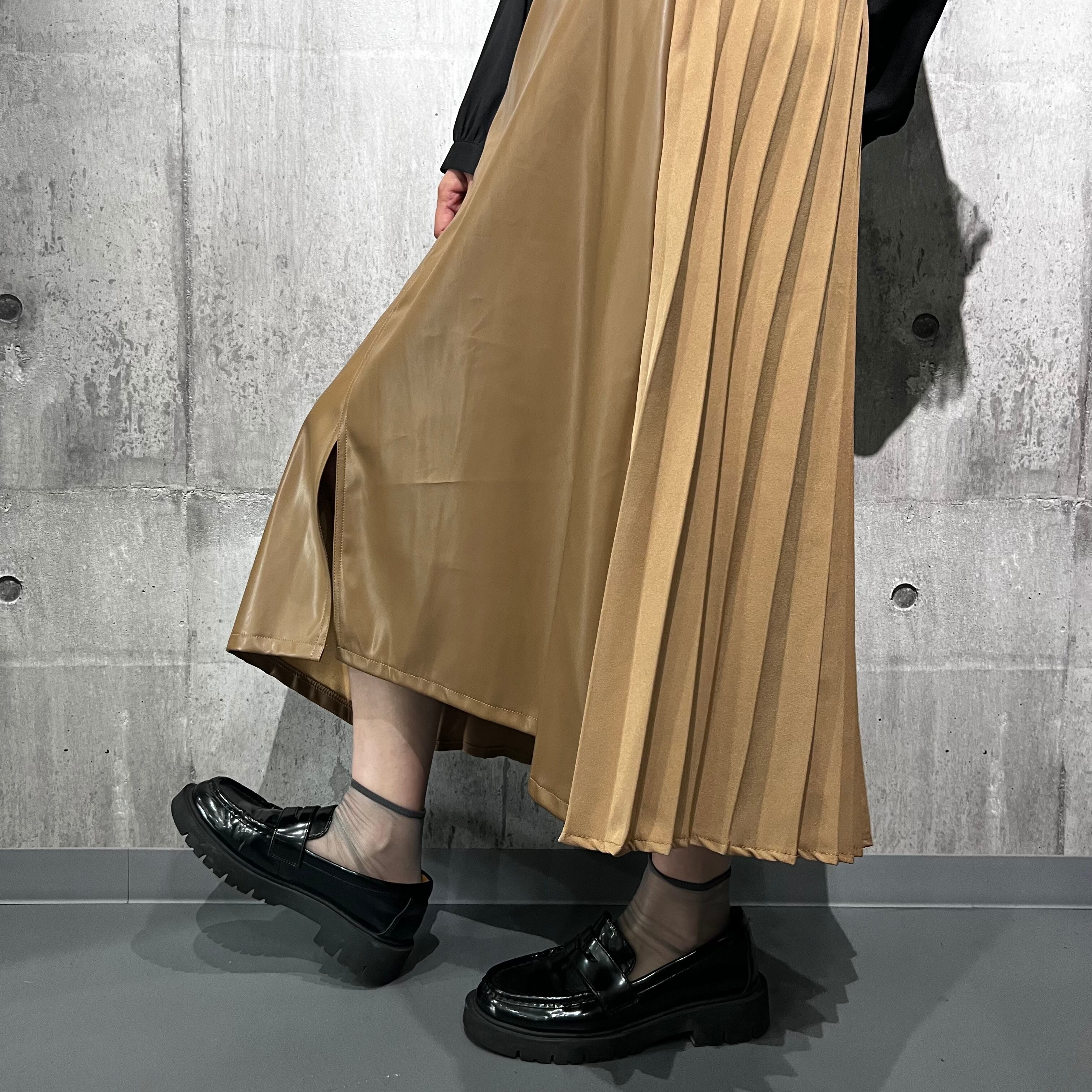 フェイクレザーアシメバックプリーツスカート | SLOVNENYA スロヴネンヤ