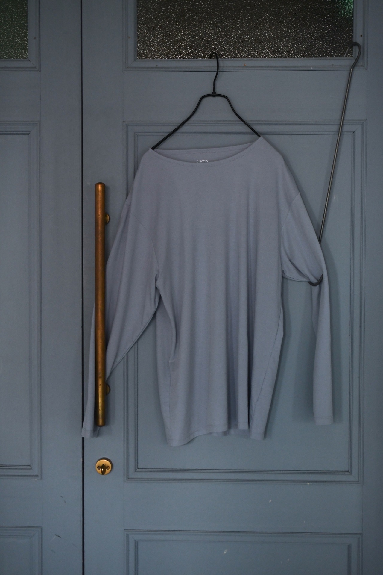 BISOWN / PIMA MOKLODI BASQUE TEE (SMOOKE BLUE)